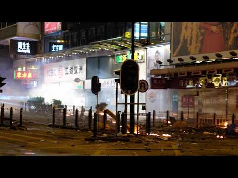 Manifestantes de Hong Kong entram em confronto com a polícia em Mongkok à noite - Protesto de Hong Kong
