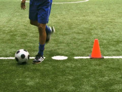 Cómo jugar fútbol (soccer) : Combinación de jugada de tijera y pateo