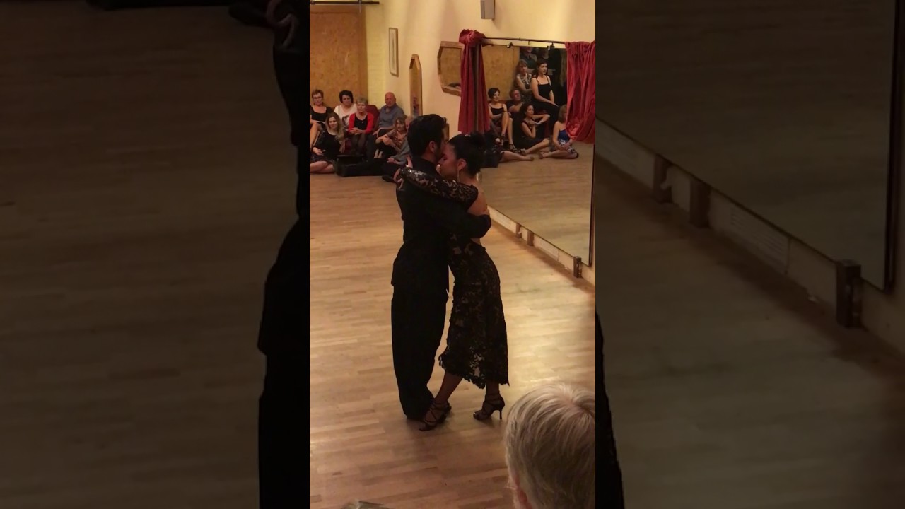 Alexander Moncada y Lía Selalmazidi , Alemania- farol