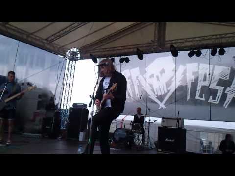 SUIS LA LUNE ~ Live @ Fluff Fest 2012