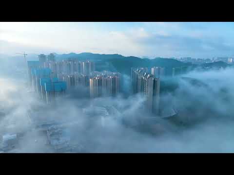 Província de Guizhou, uma cidade no início do inverno envolta pela névoa matinal