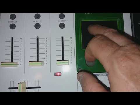 Numark V7 Motorized DJs Controller-thumb-1