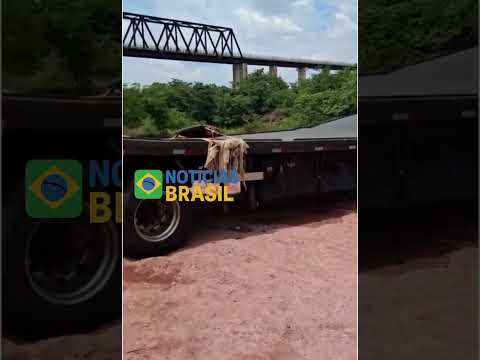 Caminhão é retirado do fundo do Rio Tocantins, em Estreito/MA. #brasil
