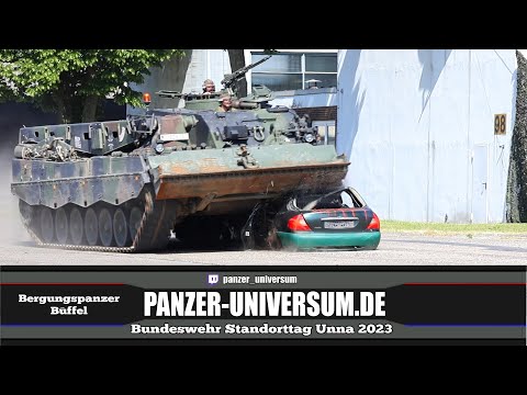 Bergepanzer Büffel zerstört 3 Autos während DynamischerVorführung - Bundeswehr Standorttag Unna 2023