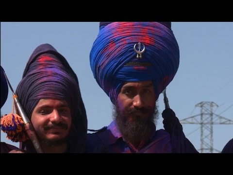 Inde: des guerriers sikhs à un festival d'arts martiaux
