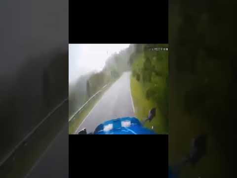 🚌💥 IMPACTANTE CHOQUE ENTRE DOS BUSES EN JUAYÚA, SONSONATE NORTE; UNO CASI CAE AL PRECIPICIO