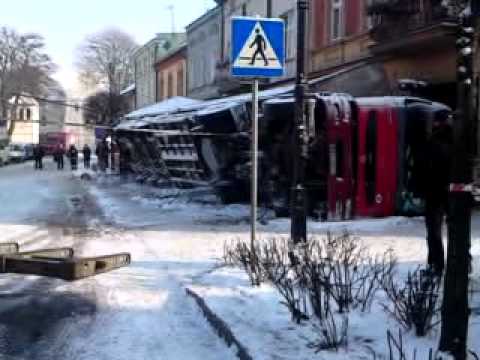 PRZEWRÓCONY TIR NA RYNKU - PAKOŚĆ AKCJA STAWIANIA NA KOŁA