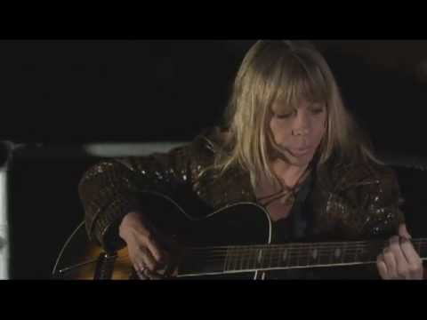 Rickie Lee Jones - Bonfire (Live with an interview)