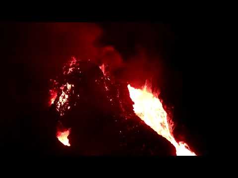 基拉韋厄火山噴發後的內部情況。 (Inside the Kilauea volcano after eruption)