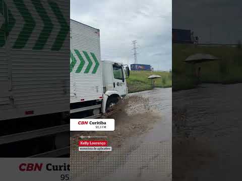 Chuva da madrugada alaga trincheira do Sabará e compromete trânsito em Curitiba