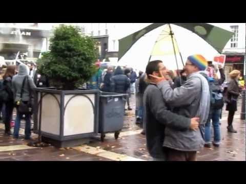 Grenoble contre manifestation pour dénoncer la mob d'Alliance Vita contre le mariage gay