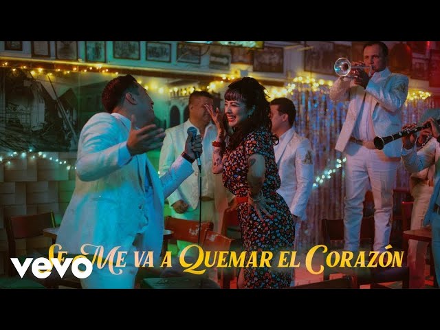 Mon Laferte y La Arrolladora Banda El Limón interpretan “Se me va a quemar el corazón”