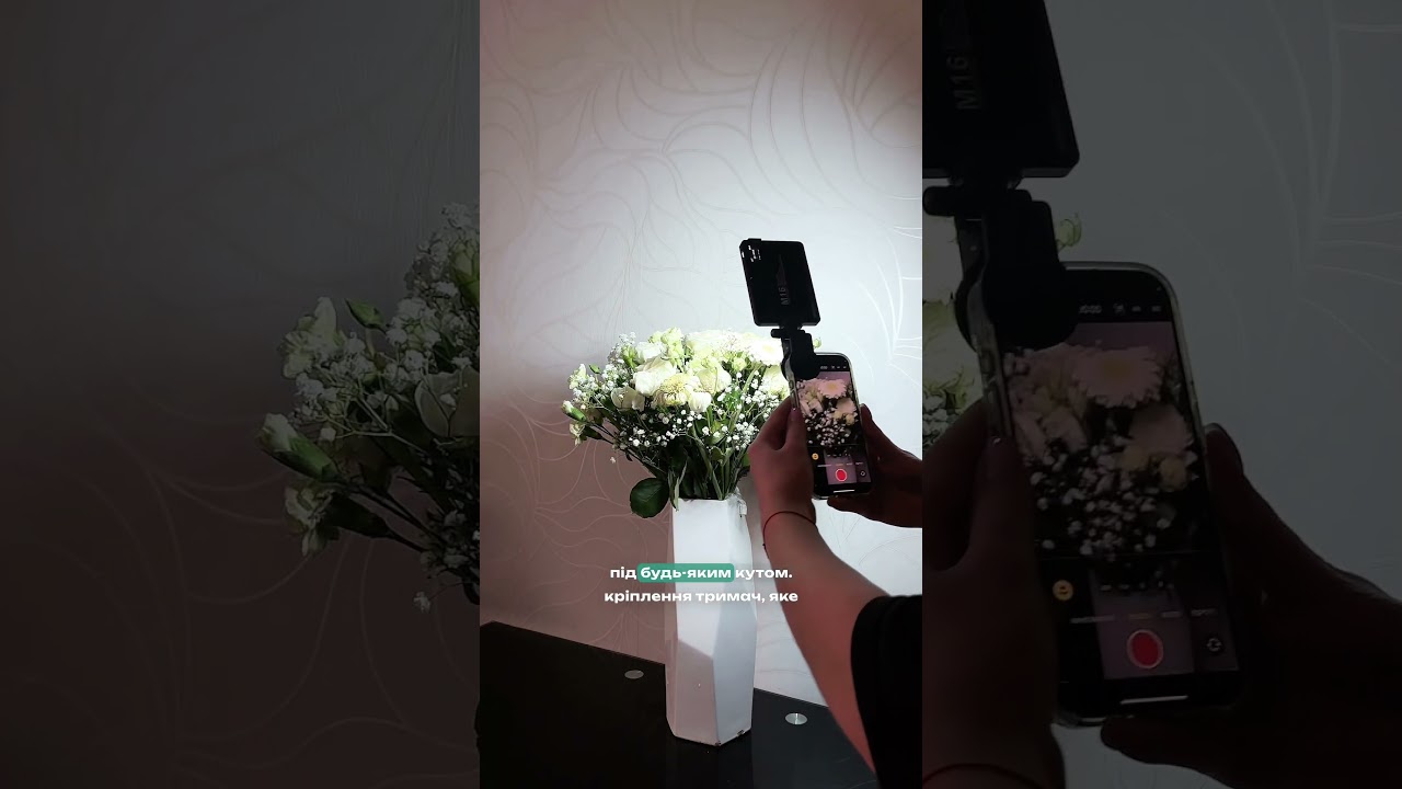 Портативный видеосвет с RGB подсветкой размером 10,3х7,5см и креплением для телефона