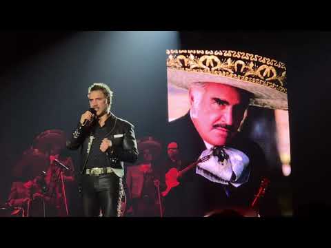 Alejandro Fernández y Christian Nodal le rinden tributo a Chente en El Forum de Los Ángeles