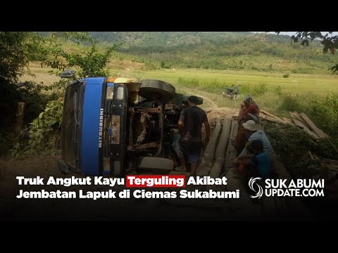 Truk Angkut Kayu Terguling Akibat Jembatan Lapuk di Ciemas Sukabumi