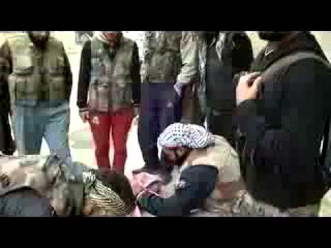 سحب جثمان في مدينة دير الزور من قبل الجيش الحر بواسطة حبل