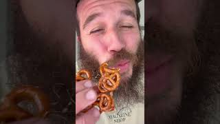 ‏חטיף סטייל סניקרס מתפצח בפה חמאת בוטנים ובייגלה מלוח בשיתוף פעולה עם וויולייף תחליף לשמנת חלבית