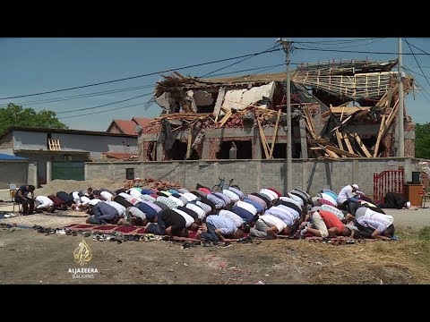 Muslimani u Zemun Polju klanjali džumu pored srušene džamije