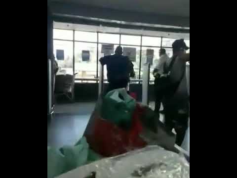 Mulher tira calcinha e usa como máscara após ser barrada em supermercado; veja vídeo Mulher tira calcinha e usa como máscara após ser barrada em supermercado; veja vídeo