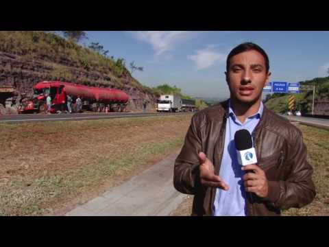 Engavetamento de caminhões deixa três feridos na Bandeirantes