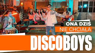 Kadr z teledysku Ona dziś nie chciała tekst piosenki DISCOBOYS