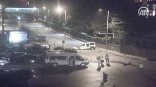 Tanklar aracın üzerinden geçti