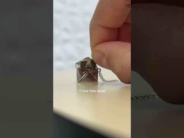 Vídeo relacionado con VIVIZEN Collar de Libro ajustable de oro de 18 quilates grabado con 6 páginas, regalo de cumpleaños para hijo, hija y amante, For Son - Champion Book Necklace(Sliver), Plata esterlina, 1