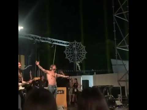 RKOMI canta NUOVO RANGE live