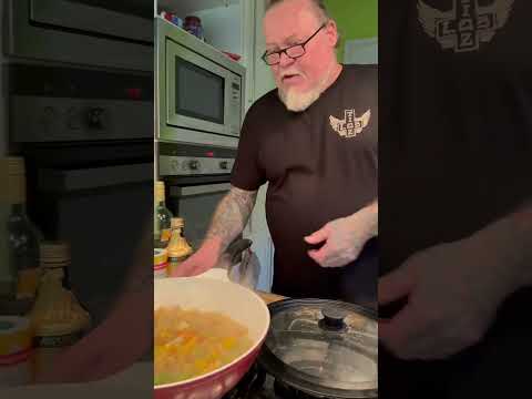 Böhse Onkelz's Kevin Russell cooks pasta