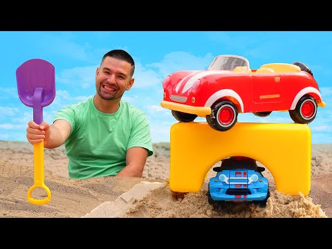Costruiamo un tunnel di sabbia per le macchinine! Giochi al mare. Video per bambini