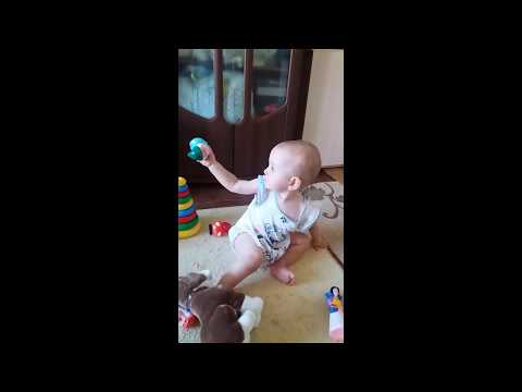 Бабушка знакомит Еву с новыми игрушками / Grandmother introduces Eva with new toys