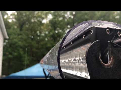 How does the Aerolidz cover clamp on to a light bar?