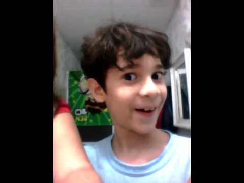 Negrosco com pasta de dente