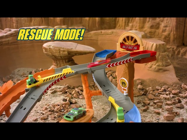 Vídeo relacionado con Mattel Disney Pixar Cars Rescate a toda máquina en Radiador Springs Circuito de carreras de rescate Conjunto con Rayo McQueen y Chick Hicks con 2 vehículos del equipo de Pitties, JFL57