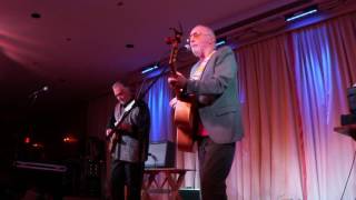 &quot;Between You and Me&quot; performed live by the Graham Parker duo, 2017-05-05, Bull Run Restaurant