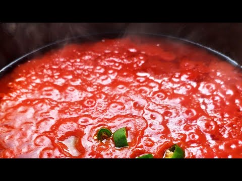 Simple tomato sauce with passata or peeled tomatoes for pasta: Grandma's recipe