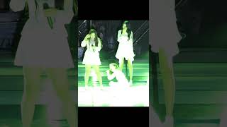 Download lagu GFriend's Eunha falling on stage mp3
