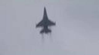 preview picture of video 'Taiwanese RoCAF F-16 Aerobatics'