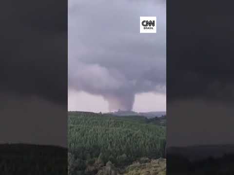 Tornado atinge cidade no Paraná e causa destruição