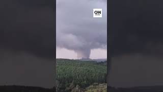 Tornado atinge cidade no Paraná e causa destruição