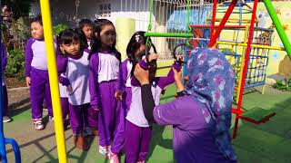 Download lagu Melatih keberanian anak TK. Horeeee.... dede senja bisa... mp3