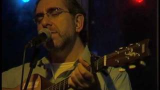 Benyamin Steinberg Performs Shlomo Carlebach Ve'Eineinu Tirena for Chanuka 2009 (הזמר והיוצר בנימין שטיינברג) - התמונה מוצגת ישירות מתוך אתר האינטרנט יוטיוב. זכויות היוצרים בתמונה שייכות ליוצרה. קישור קרדיט למקור התוכן נמצא בתוך דף הסרטון