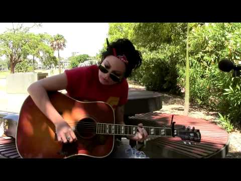 Sarah McLeod (The Superjesus) LIVE and Acoustic: 