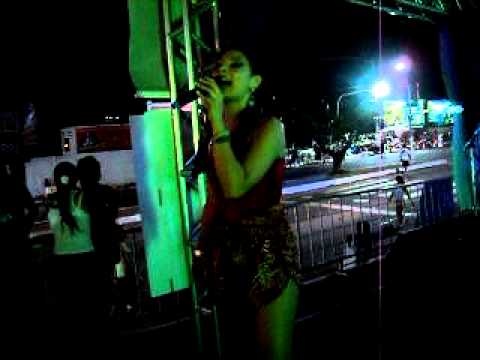 show com thabata medeiros e banda kuxixo no camarote estação axé no carnatal 04/12/2011