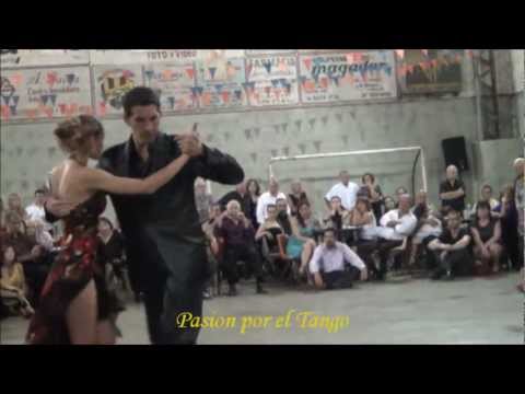 NADIA JOHNSON y MAXI COPELLO bailando el tango TIEMPOS VIEJOS en LA MILONGA DEL MORAN