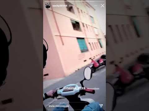 SACKY E NEIMA EZZA A GIRO PER MILANO SOPRA UNO SCOOTER (BOOSTER)