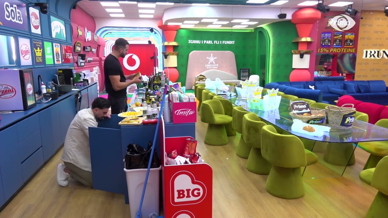 Pas sfilatës, banorët vendosin t’ju bëjnë një surprizë vajzave