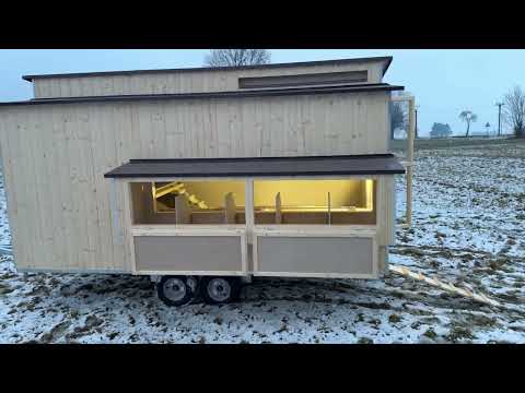 Hühnerstall SKAUT XXL für 20–30 Hühner. Viel Platz für die Hühner ebenso wie für den Halter.