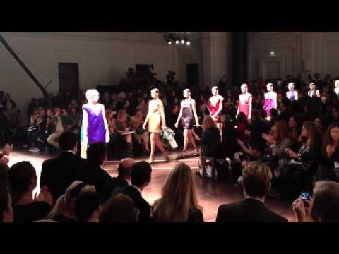 VIDEO SFILATE DONNA MILANO S/S 2013 - GIANFRANCO FERRÉ