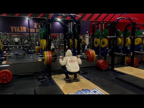 Spring 2025 Cut Day 29 - Legs - I Suck at Squatting :/